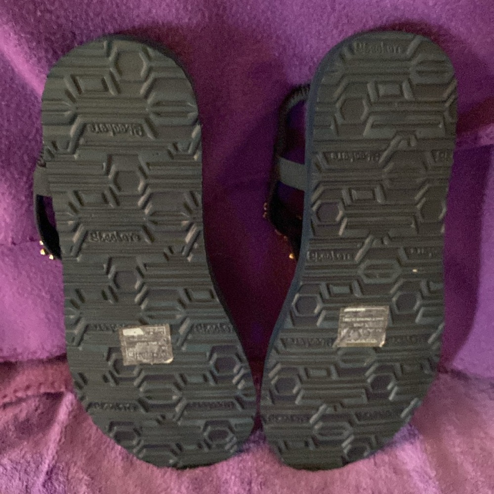 Cali sandals by Skechers. Flower jewel embelishments. - Picture 6 of 6